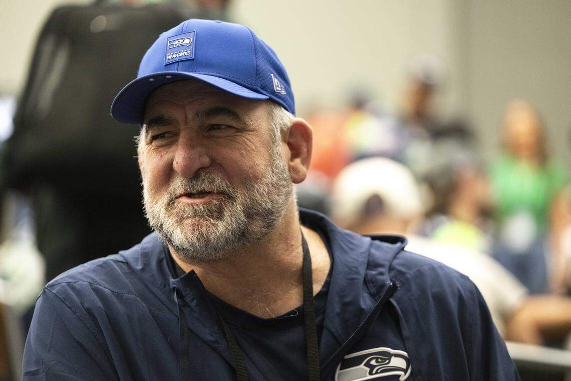 Continuity on offense key for new Seahawks OC Brian Fleury | The Olympian