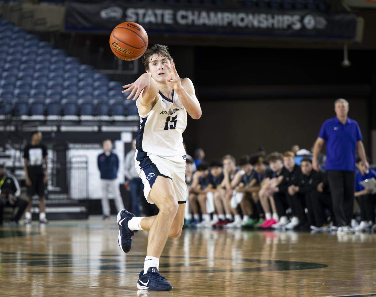 Bellarmine Prep forward Luke Heisel (15) passes the ball against Edmonds-Woodway during the quarterfinal round of the 3A State Tournament at the Tacoma Dome, on Thursday, March 5, 2026, in Tacoma, Wash.