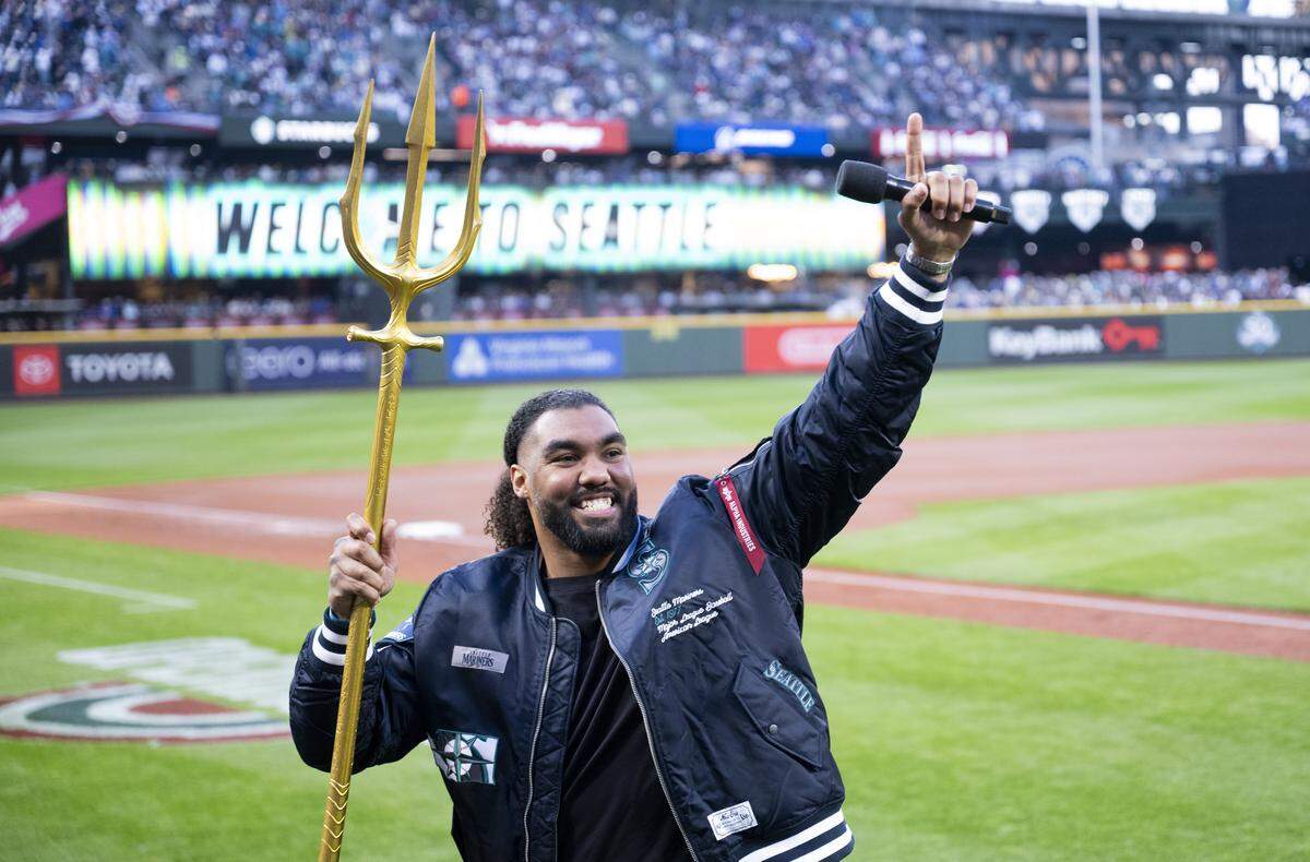 Seattle Seahawks defensive end Leonard Williams hypes up the crowd ahead of the opening day game between the Seattle Mariners and the Cleveland Guardians at T-Mobile Park, on Thursday, March 26, 2026, in Seattle, Wash.