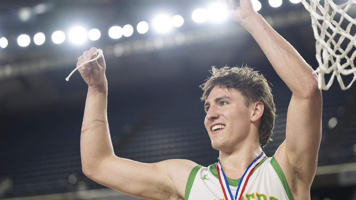 Richland guard Landen Northrop (1) cuts down the nets altering beating Gonzaga Prep in the Boys 4A State Tournament Championship at the Tacoma Dome, on Saturday, March 7, 2026, in Tacoma, Wash.