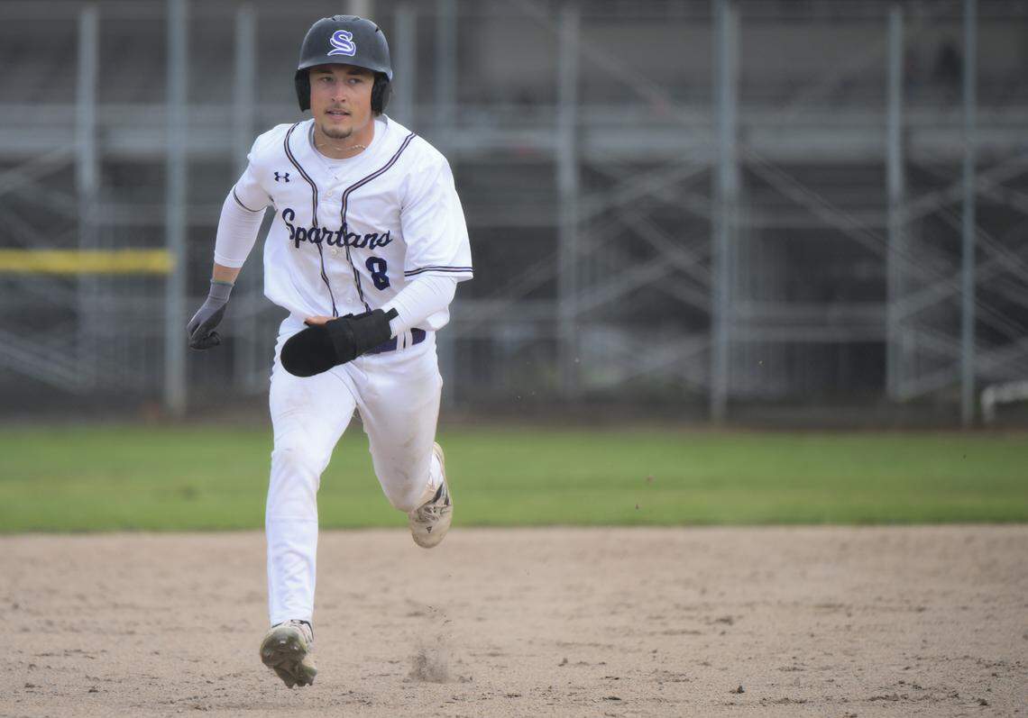 Sumner’s Landon Meyer (8) runs to third base during the game against Emerald Ridge at Sumner High School, on Tuesday, April 21, 2026, in Sumner.