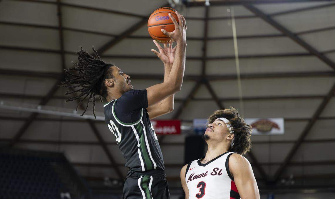 Emerald Ridge forward Jamaize McGriff (20) goes up for a basket against Mount Si Wildcats guard Latt Ford (3) during the quarterfinal round of the 4A State Tournament at the Tacoma Dome, on Thursday, March 5, 2026, in Tacoma, Wash.